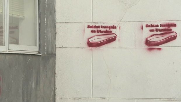 Trei moldoveni, arestați în Franța: sunt acuzați că au desenat pe ziduri sicrie însoțite de cuvintele „soldați francezi în Ucraina”