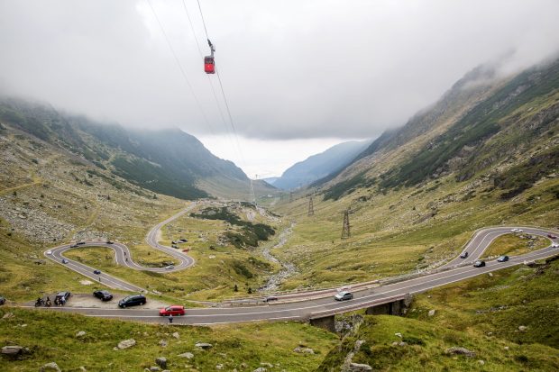 Transfăgărăşanul se deschide vineri. Turiştii, avertizaţi să fie atenţi la urşi