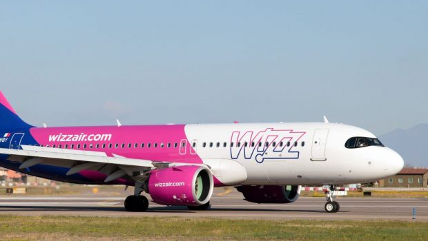 „Simțeam că îmi plesnește capul”. În jur de 20 de călători au renunțat la zborul WizzAir de Luton, după ce au fost ținuți o oră și jumătate la poartă și 3 ore în avion, „fără o explicație oficială”