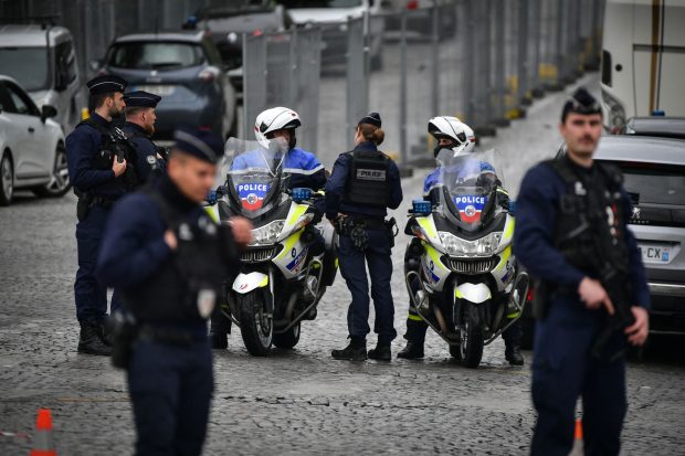 Un ucrainean cu cetățenie rusă, arestat într-un hotel din Paris, după ce un dispozitiv exploziv i-a explodat în față