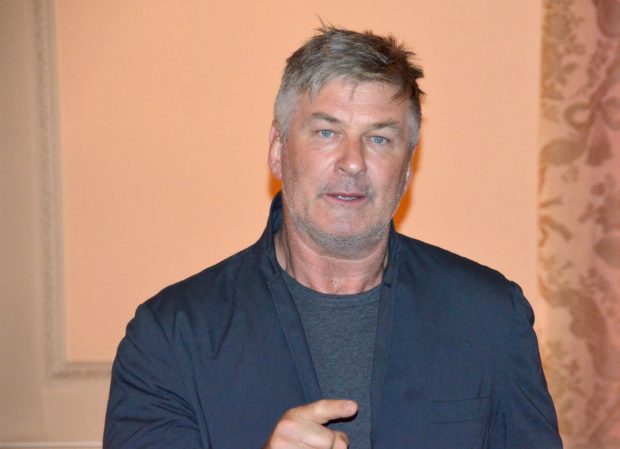 Alec Baldwin „s-a jucat” cu arma înainte de împușcătura fatală de pe platoul de filmare al peliculei „Rust”, acuză procurorii