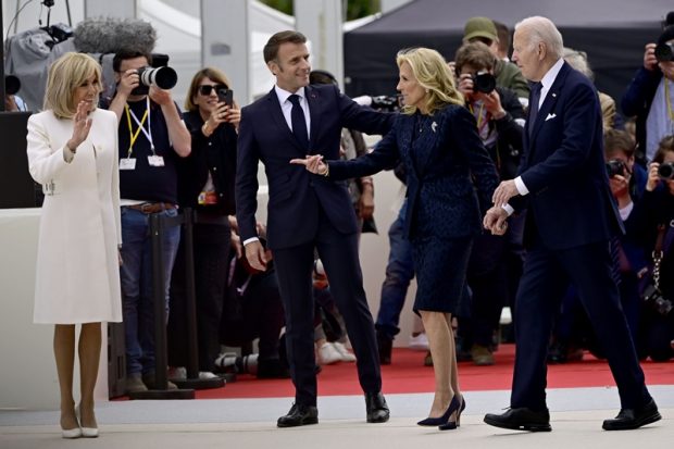Joe Biden a fost retras de prima-doamnă de la un eveniment de Ziua Z, din Franţa. „Ce se întâmplă?”