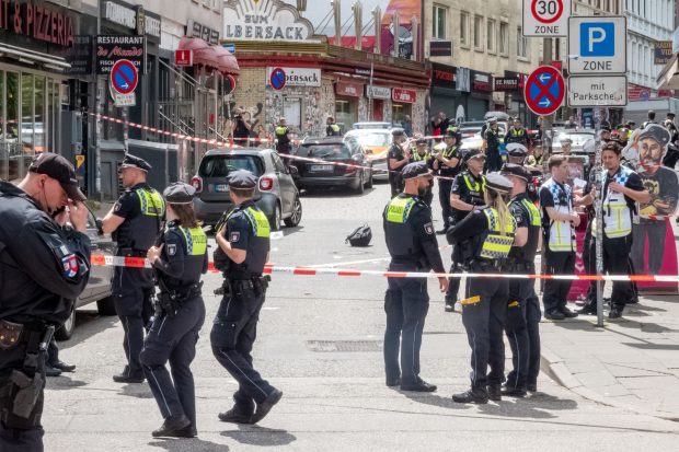 Mama bărbatului care a fost împușcat la Hamburg, după ce a atacat oamenii cu un topor: „A fost corect, însă judecătorul și psihiatrul au greșit că l-au lăsat liber”