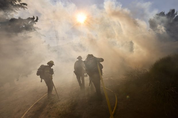 Evacuări şi mii de hectare devastate de incendii de vegetaţie în comitatul Los Angeles