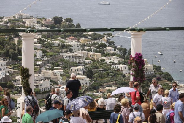 Interdicţia de intrare a turiştilor în insula Capri a fost ridicată după mai puțin de 24 de ore