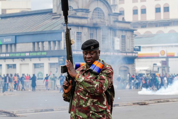 Proteste violente în Kenya. Clădirea Parlamentului din Nairobi, incendiată. Cel puţin cinci manifestanţi, ucişi