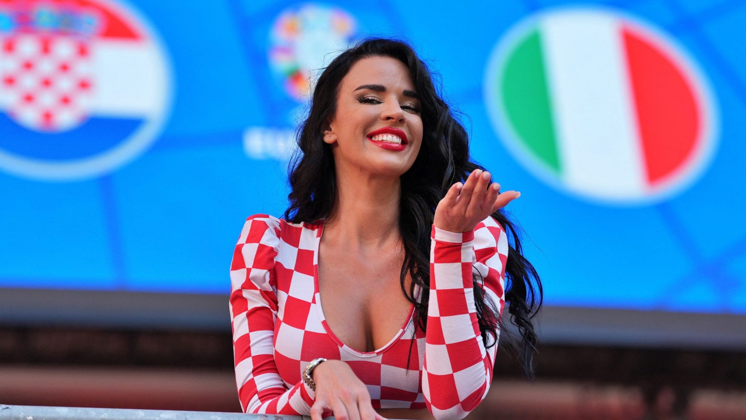 EURO 2024 | „Knöll Doll” i-a provocat degeaba pe italieni. Ce a făcut fosta Miss Croația înainte de meciul decisiv | VIDEO