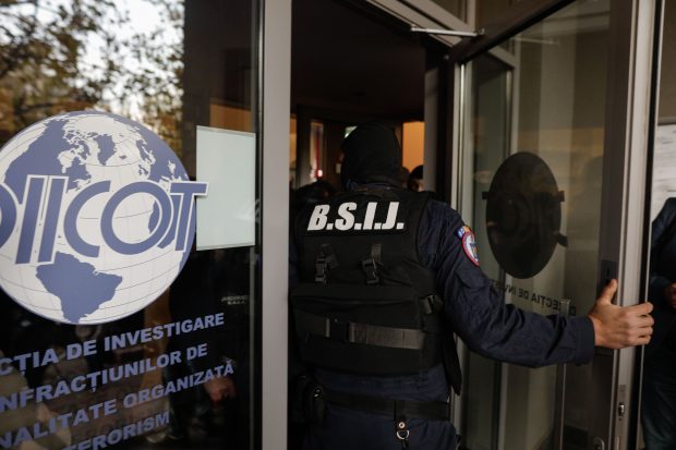 Un fost angajat MAI și un colonel în rezervă, acuzați că au pus bazele unei ample rețele de trafic de migranți. Şeful de la Imigrări Caraş-Severin, dus la audieri