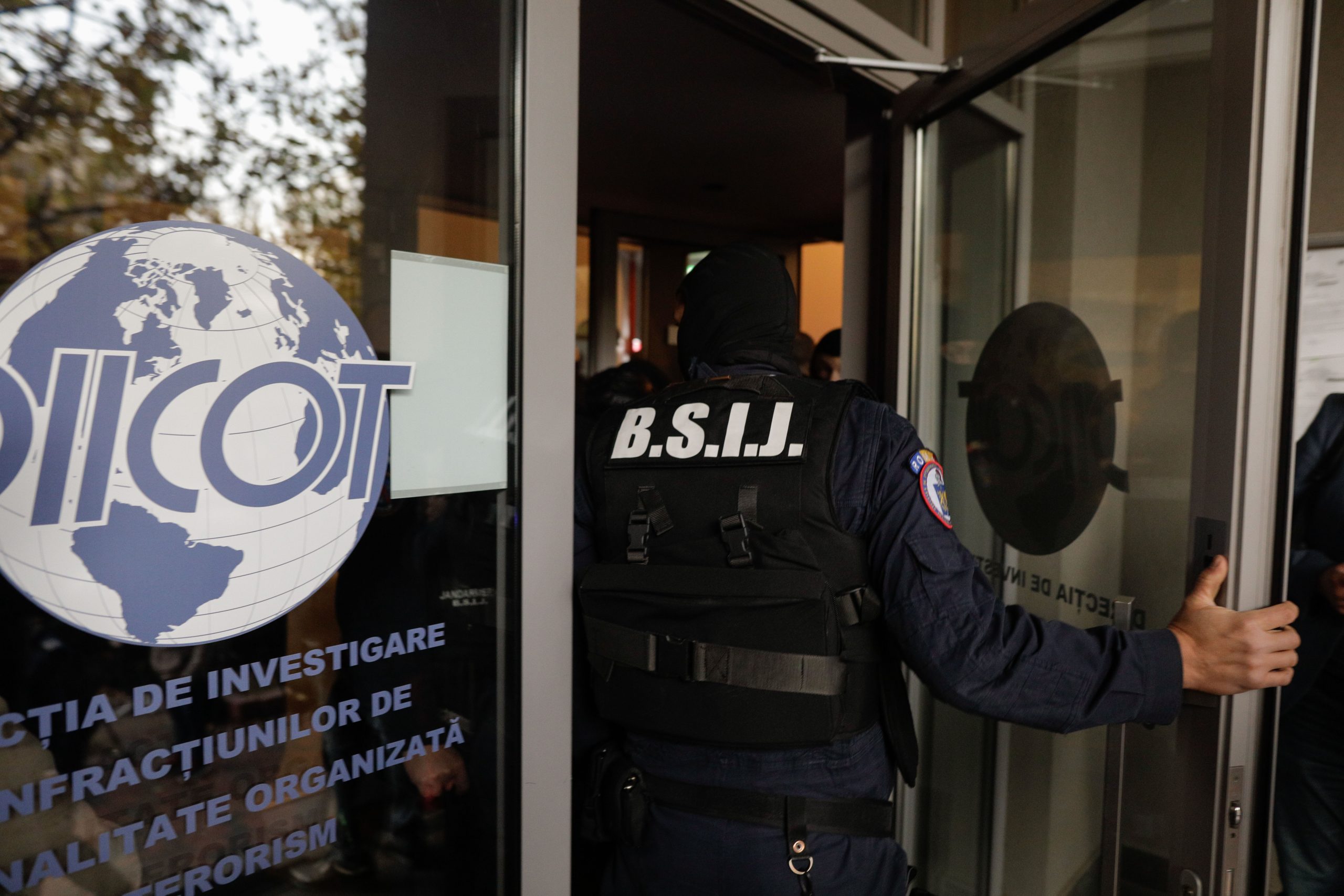 Un fost angajat MAI și un colonel în rezervă, acuzați că au pus bazele unei ample rețele de trafic de migranți. Şeful de la Imigrări Caraş-Severin, dus la audieri
