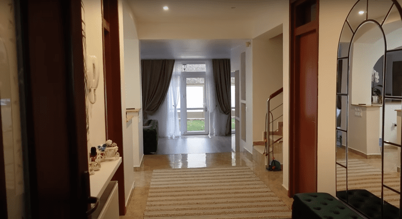 Imagini cu casa în care locuiește Nea Marin. Are o vilă impresionantă în Capitală și valorează peste 200.000 euro 7 imagini casa nea marin 22