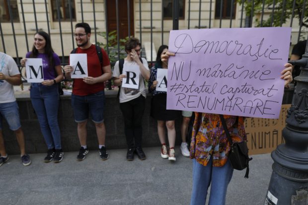 Protest în Piața Victoriei și la sediul AEP, la care a participat și Clotilde Armand: oamenii au cerut renumărarea voturilor