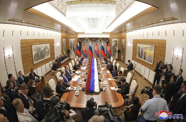 De ce au fost miniștrii ruși dați afară din sala în care Putin urma să se întâlnească cu Kim Jong Un