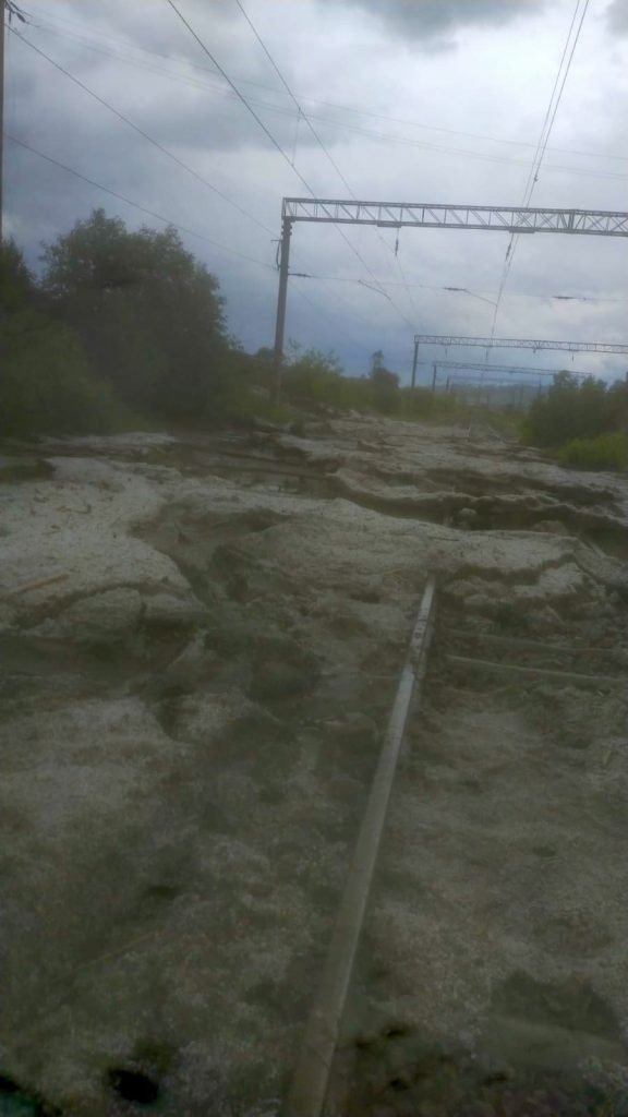 Trenuri oprite pe Magistrala 300, în județele Maramureș și Brașov, din cauza inundațiilor 1 inundatii tren calatori 1