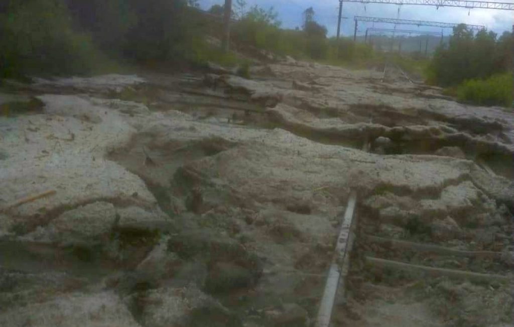 Trenuri oprite pe Magistrala 300, în județele Maramureș și Brașov, din cauza inundațiilor 3 inundatii tren calatori 3 1
