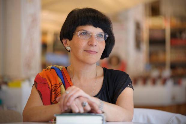 INTERVIU. Scriitoarea Ioana Pârvulescu a lansat primul ei roman de dragoste, „Aurul pisicii”: „Scrisul meu trebuie să fie puternic, ca să învingă administrativul”