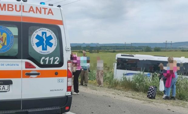 Autocar cu peste 50 de copii, implicat într-un accident în Bacău