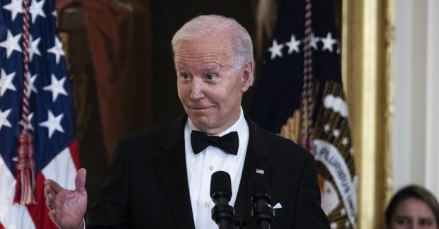 Joe Biden îi alege pe George Clooney și Julia Roberts în loc să meargă la summitul de pace pentru Ucraina. SUA, reprezentate în Elveția de Kamala Harris