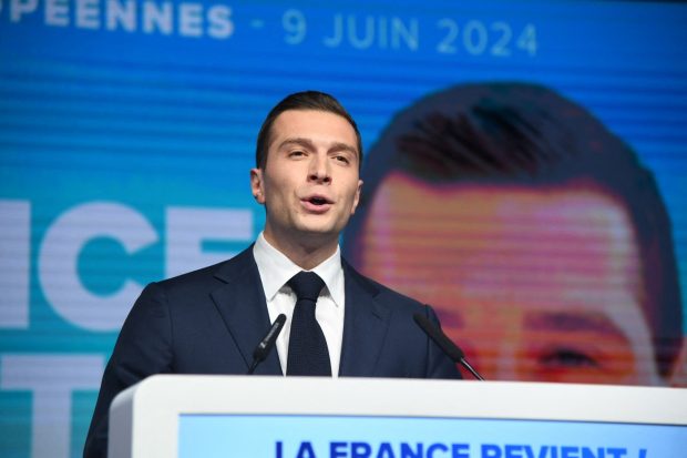 Jordan Bardella, „lupul tânăr” al extremei drepte franceze. Cine e politicianul de 28 de ani favorit să devină premierul Franței