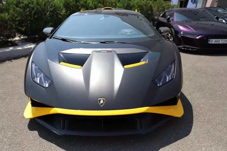 Peste 17.000 de bucureșteni au vizitat Auto Total Business Show în prima zi. Cea mai scumpă mașină, un Lamborghini Huracan de 350.000 de euro