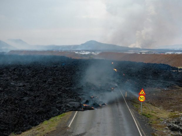 Lava scursă în urma erupției vulcanice de la sfârșitul lunii trecute a acoperit un drum principal din sud-vestul Islandei VIDEO