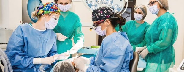 Proteza Dentară Fixă cu 4 şi 6 Implanturi: Soluţia ideală pentru zâmbetul perfect