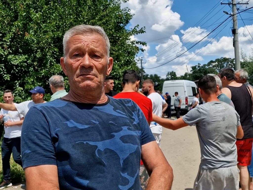 REPORTAJ Lacrimogene de campanie în Mihăilești, Giurgiu: polițiști înarmați și jandarmi au venit să oprească un protest față de primar 3 localnic la protest
