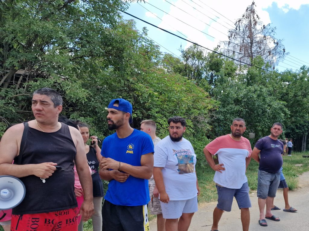 REPORTAJ Lacrimogene de campanie în Mihăilești, Giurgiu: polițiști înarmați și jandarmi au venit să oprească un protest față de primar 13 localnici protestatari