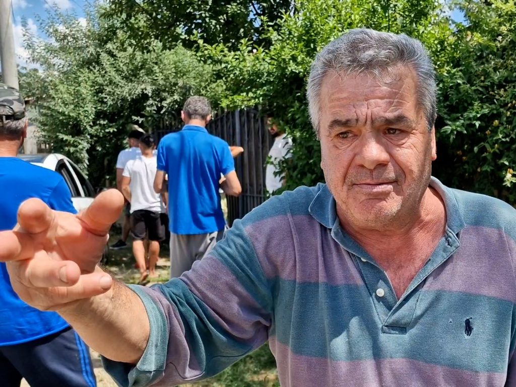 REPORTAJ Lacrimogene de campanie în Mihăilești, Giurgiu: polițiști înarmați și jandarmi au venit să oprească un protest față de primar 1 localnici revoltat