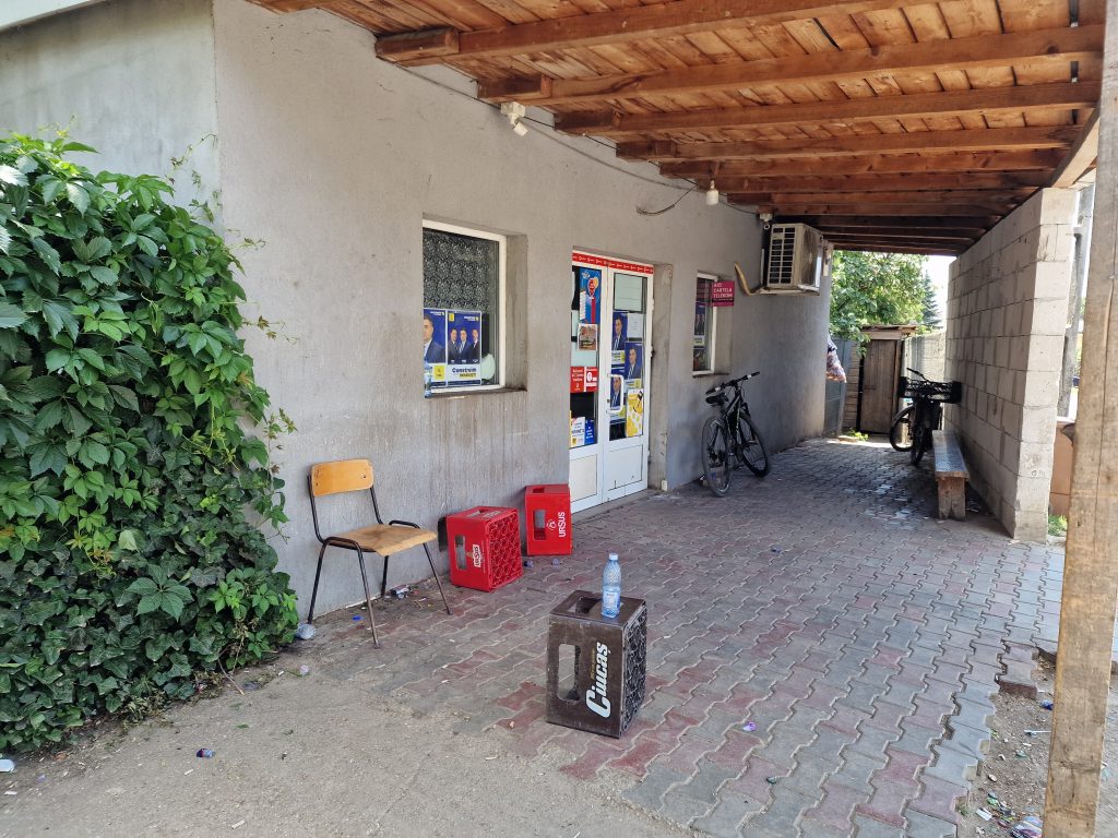 REPORTAJ Lacrimogene de campanie în Mihăilești, Giurgiu: polițiști înarmați și jandarmi au venit să oprească un protest față de primar 4 magazinul din capatul ulitei