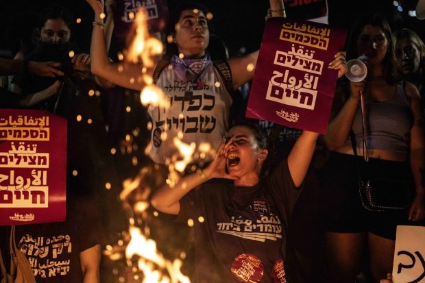 Benjamin Netanyahu este presat să aleagă între dizolvarea guvernului sau încetarea focului în Gaza
