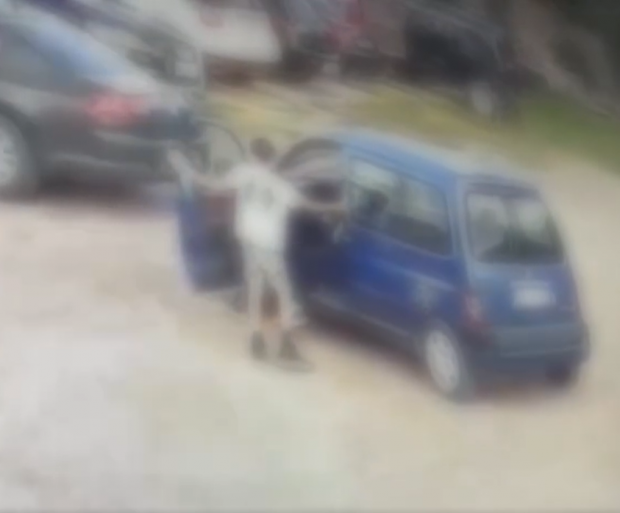 Trei copii din Neamț au furat și distrus mai multe mașini în curtea unui service auto. Pagube de circa 30.000 de lei