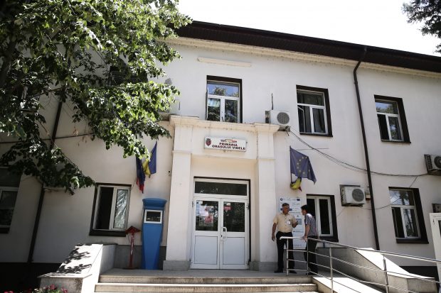 REPORTAJ | Pe urma celor 129 de voturi verzi pe pereți pentru UDMR, în Videle, Teleorman. Localnic: „Unguri nu știu, nu cunosc, dar chinezi avem destui!”
