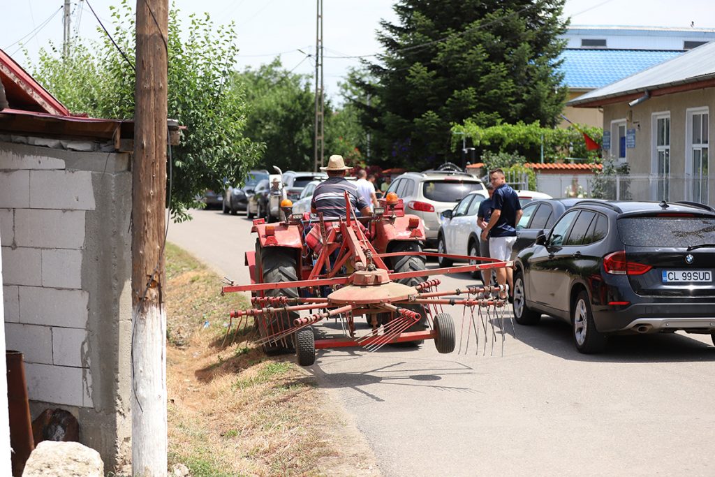 REPORTAJ Alegeri 2024 | Poliție, jandarmi și o bunică speriată de propria nepoată la Belciugatele: „M-a făcut în tot felul că am urcat în mașina primarului!” 20 mitus vot belciugatele 11 1