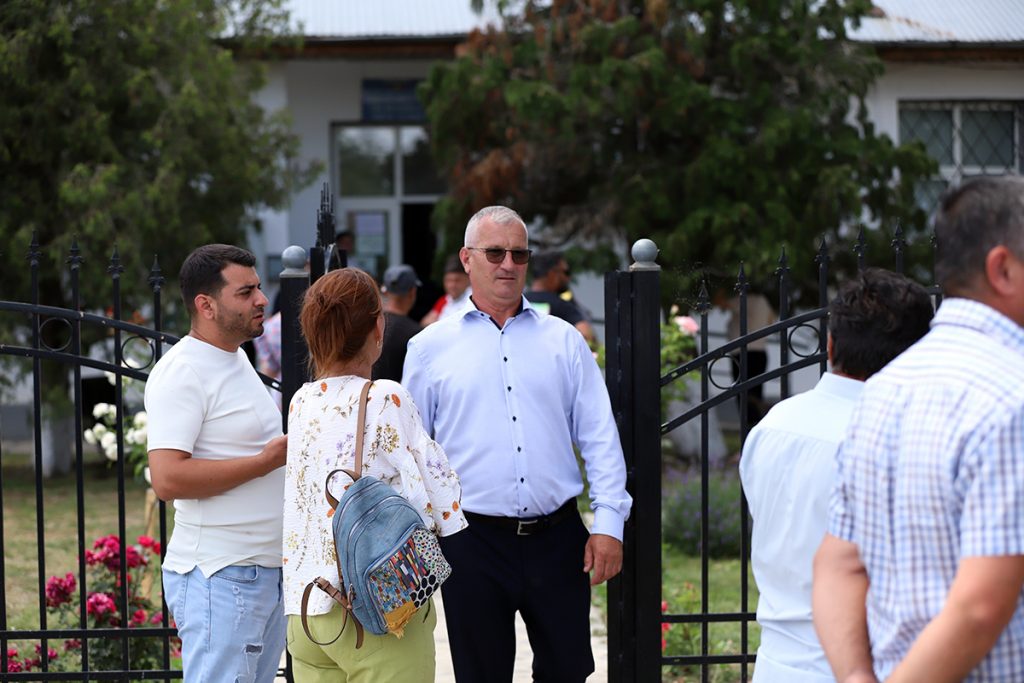 REPORTAJ Alegeri 2024 | Poliție, jandarmi și o bunică speriată de propria nepoată la Belciugatele: „M-a făcut în tot felul că am urcat în mașina primarului!” 22 mitus vot belciugatele 21