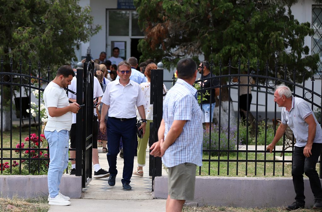 REPORTAJ Alegeri 2024 | Poliție, jandarmi și o bunică speriată de propria nepoată la Belciugatele: „M-a făcut în tot felul că am urcat în mașina primarului!” 23 mitus vot belciugatele 23 1
