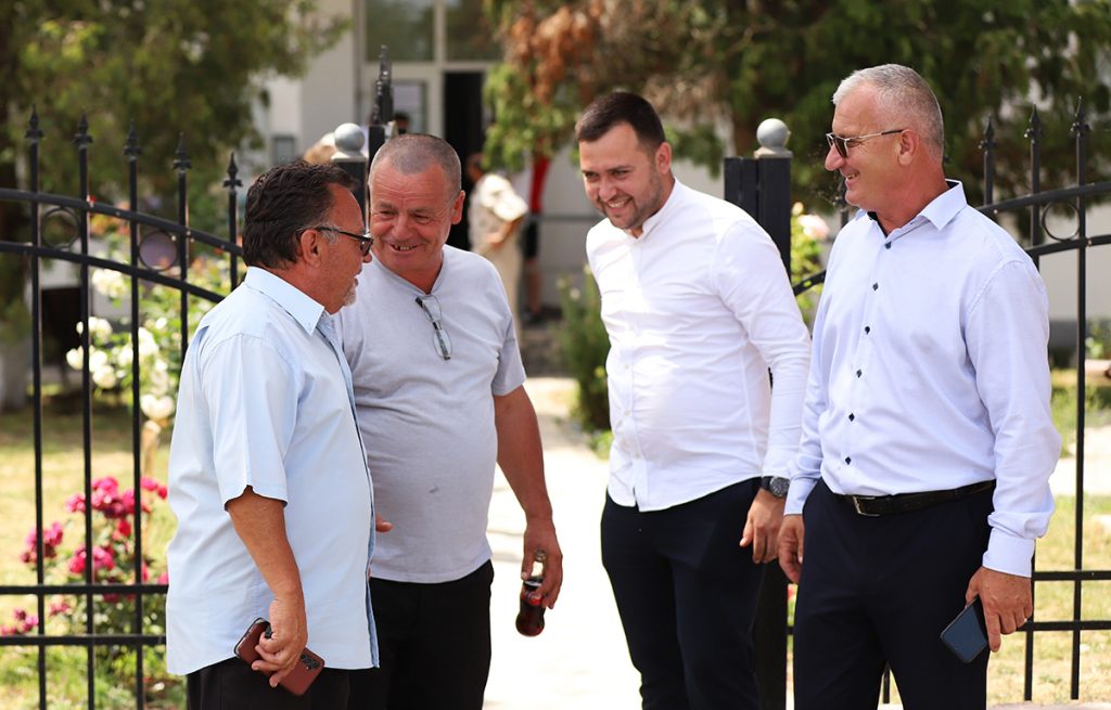 REPORTAJ Alegeri 2024 | Poliție, jandarmi și o bunică speriată de propria nepoată la Belciugatele: „M-a făcut în tot felul că am urcat în mașina primarului!” 26 mitus vot belciugatele 26