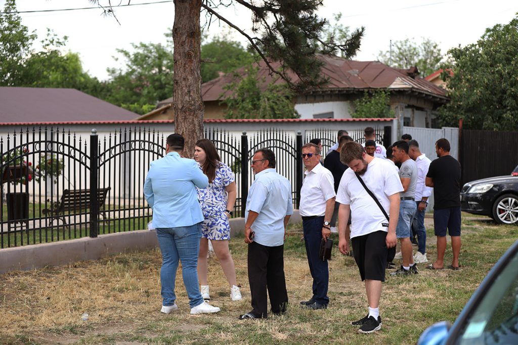 REPORTAJ Alegeri 2024 | Poliție, jandarmi și o bunică speriată de propria nepoată la Belciugatele: „M-a făcut în tot felul că am urcat în mașina primarului!” 27 mitus vot belciugatele 28