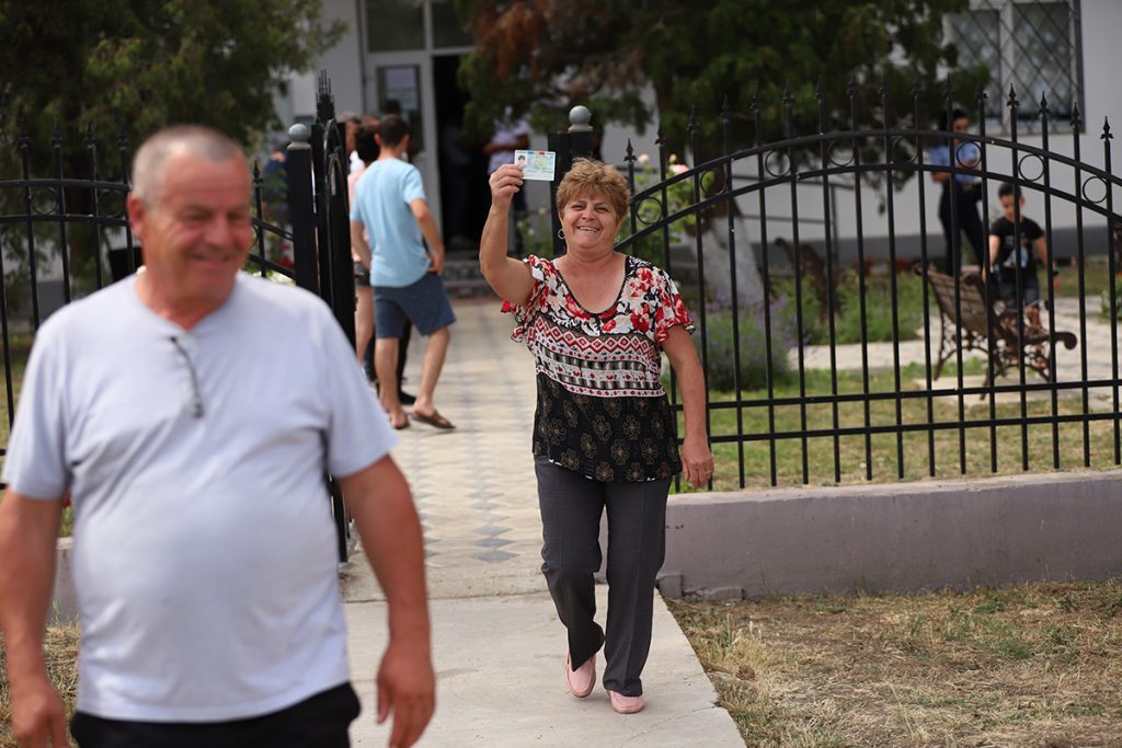 REPORTAJ Alegeri 2024 | Poliție, jandarmi și o bunică speriată de propria nepoată la Belciugatele: „M-a făcut în tot felul că am urcat în mașina primarului!” 29 mitus vot belciugatele 31