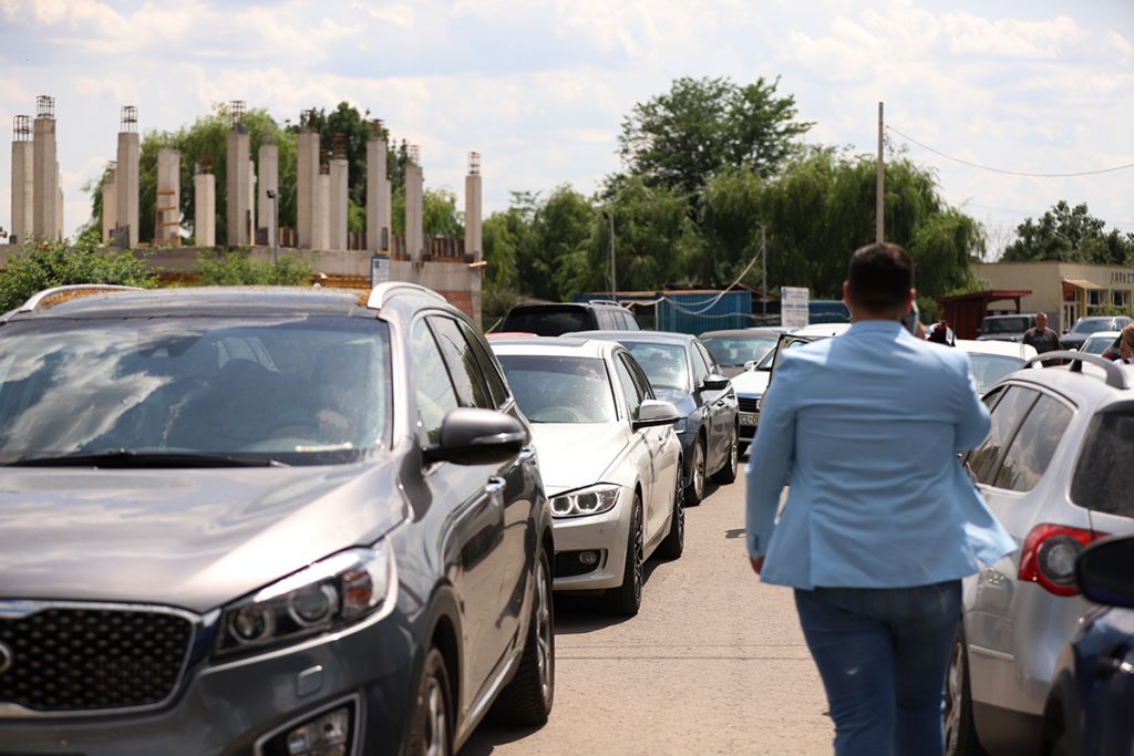 REPORTAJ Alegeri 2024 | Poliție, jandarmi și o bunică speriată de propria nepoată la Belciugatele: „M-a făcut în tot felul că am urcat în mașina primarului!” 32 mitus vot belciugatele 35