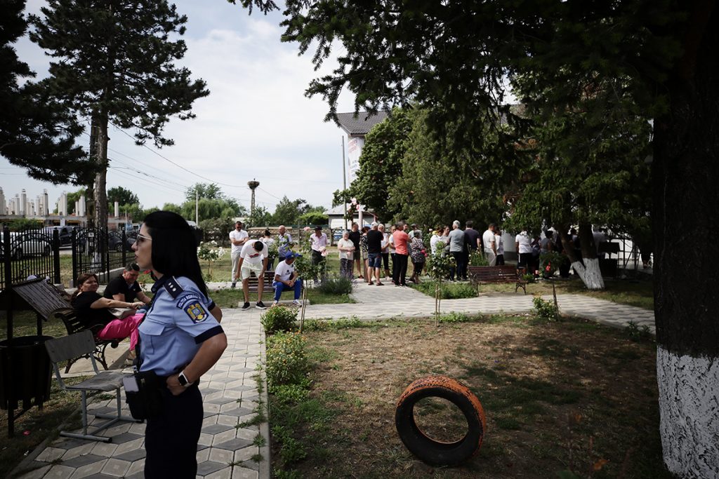 REPORTAJ Alegeri 2024 | Poliție, jandarmi și o bunică speriată de propria nepoată la Belciugatele: „M-a făcut în tot felul că am urcat în mașina primarului!” 2 mitus vot belciugatele 36