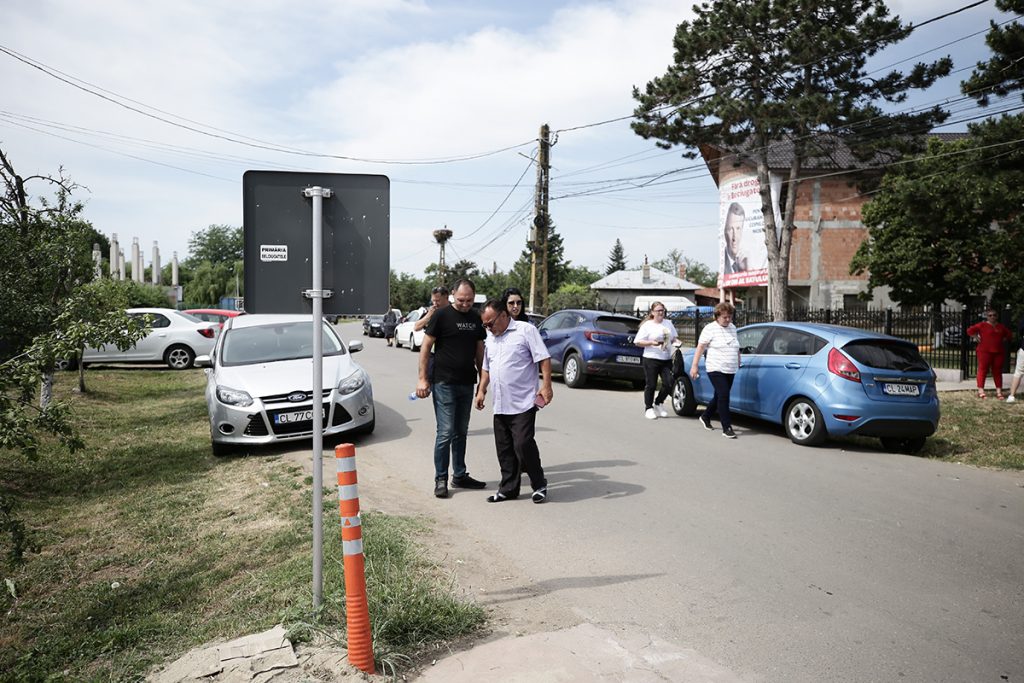 REPORTAJ Alegeri 2024 | Poliție, jandarmi și o bunică speriată de propria nepoată la Belciugatele: „M-a făcut în tot felul că am urcat în mașina primarului!” 14 mitus vot belciugatele 37