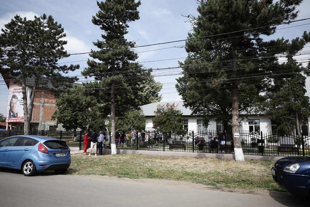 REPORTAJ Alegeri 2024 | Poliție, jandarmi și o bunică speriată de propria nepoată la Belciugatele: „M-a făcut în tot felul că am urcat în mașina primarului!” 15 mitus vot belciugatele 38