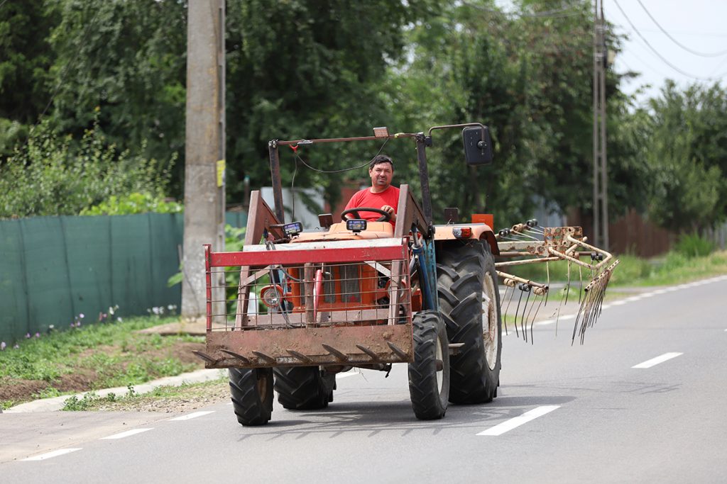 REPORTAJ Alegeri 2024 | Poliție, jandarmi și o bunică speriată de propria nepoată la Belciugatele: „M-a făcut în tot felul că am urcat în mașina primarului!” 7 mitus vot belciugatele 4