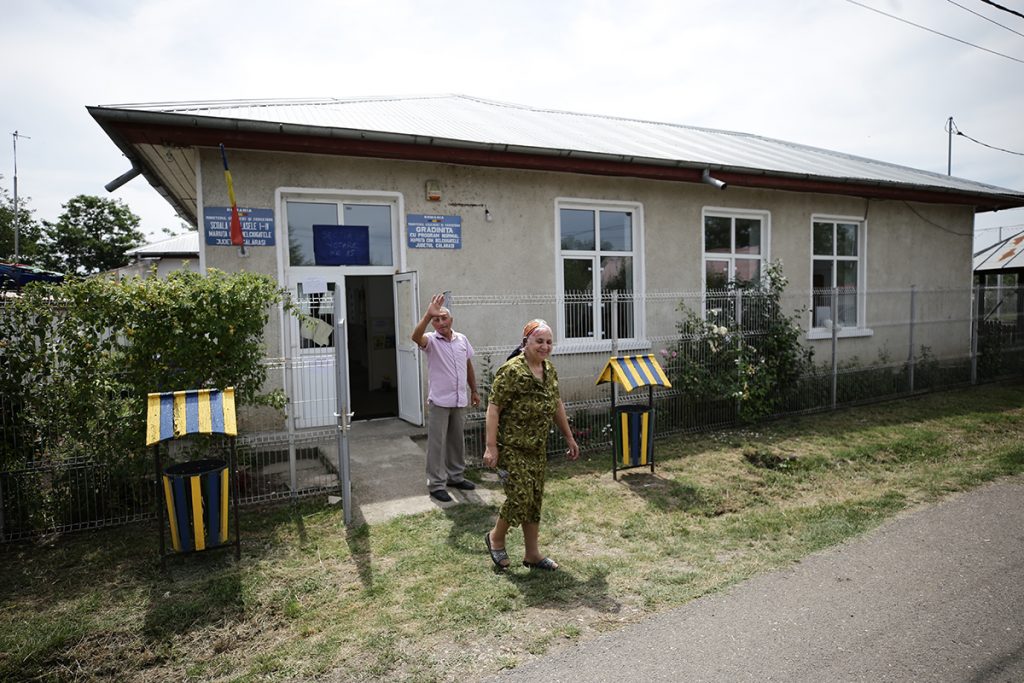 REPORTAJ Alegeri 2024 | Poliție, jandarmi și o bunică speriată de propria nepoată la Belciugatele: „M-a făcut în tot felul că am urcat în mașina primarului!” 33 mitus vot belciugatele 41