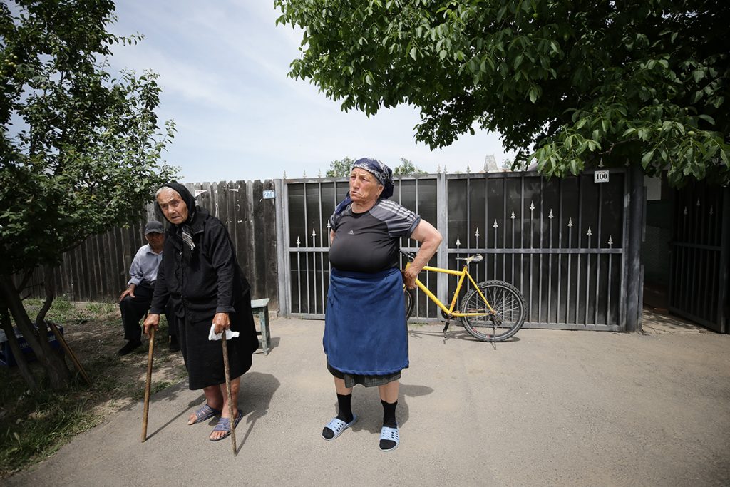 REPORTAJ Alegeri 2024 | Poliție, jandarmi și o bunică speriată de propria nepoată la Belciugatele: „M-a făcut în tot felul că am urcat în mașina primarului!” 34 mitus vot belciugatele 44