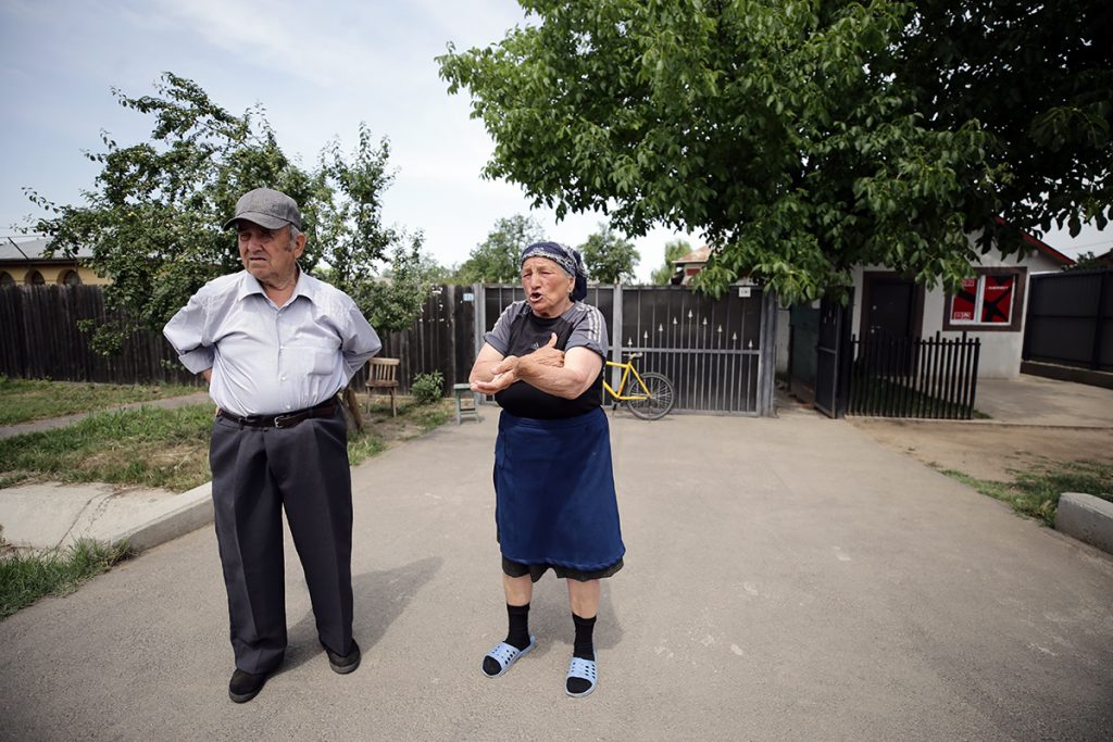 REPORTAJ Alegeri 2024 | Poliție, jandarmi și o bunică speriată de propria nepoată la Belciugatele: „M-a făcut în tot felul că am urcat în mașina primarului!” 35 mitus vot belciugatele 46