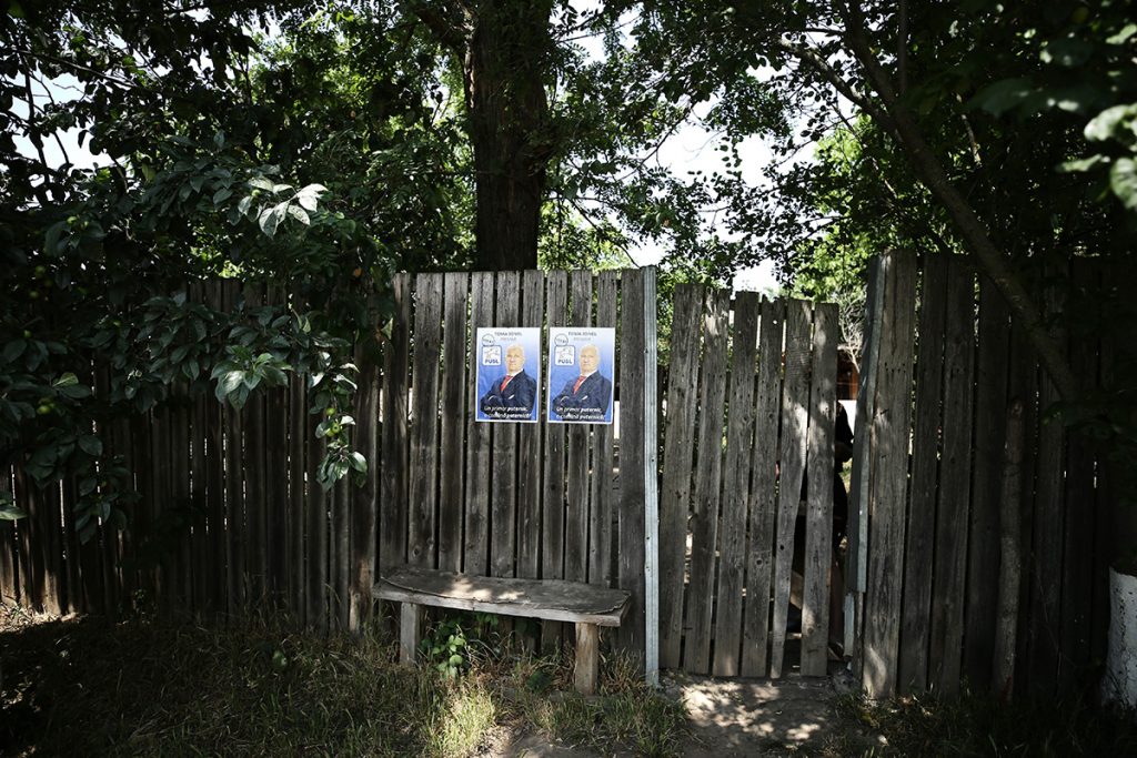 REPORTAJ Alegeri 2024 | Poliție, jandarmi și o bunică speriată de propria nepoată la Belciugatele: „M-a făcut în tot felul că am urcat în mașina primarului!” 36 mitus vot belciugatele 49