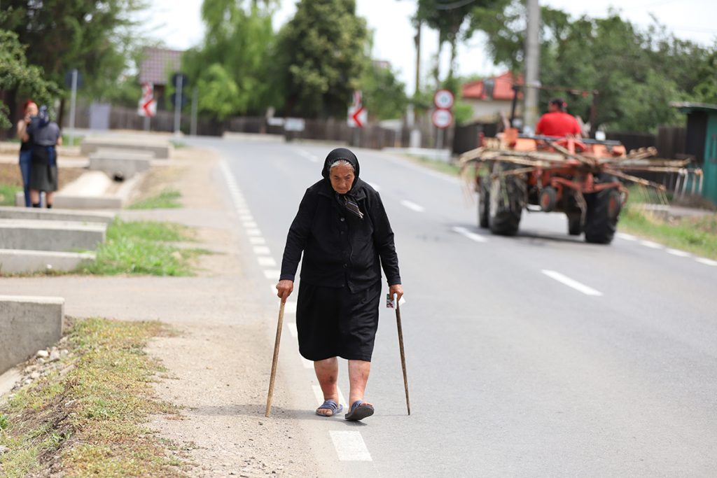 REPORTAJ Alegeri 2024 | Poliție, jandarmi și o bunică speriată de propria nepoată la Belciugatele: „M-a făcut în tot felul că am urcat în mașina primarului!” 8 mitus vot belciugatele 5