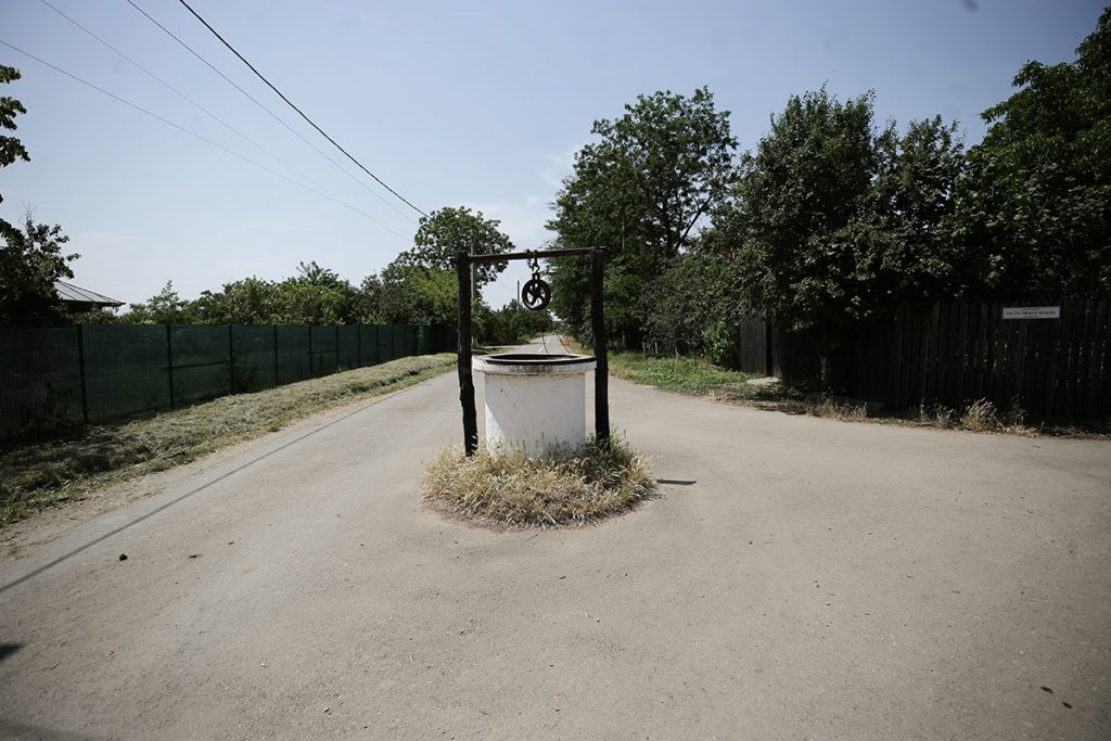 REPORTAJ Alegeri 2024 | Poliție, jandarmi și o bunică speriată de propria nepoată la Belciugatele: „M-a făcut în tot felul că am urcat în mașina primarului!” 37 mitus vot belciugatele 51