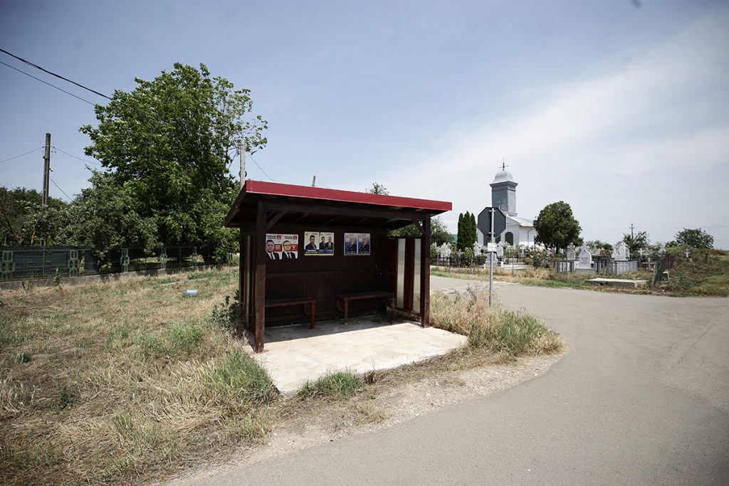 REPORTAJ Alegeri 2024 | Poliție, jandarmi și o bunică speriată de propria nepoată la Belciugatele: „M-a făcut în tot felul că am urcat în mașina primarului!” 19 mitus vot belciugatele 52